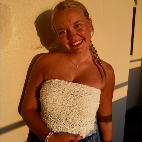 Meet your Posher, Emily - Picture 4 of 7